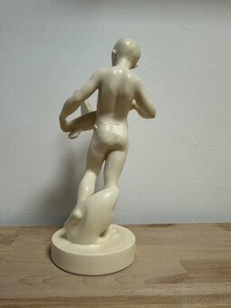 Soška chlapec s lodičkou - 4