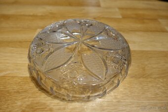 Těžká broušená miska z lisovaného skla – Ø 15 cm – retro - 4