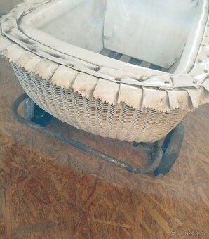 Proutěný kočárek pro panenky - 4