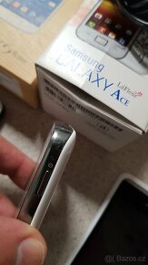 Sbírka starších telefonů Samsung a Asus - 4