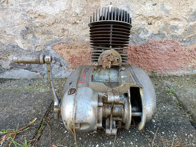 Starý motor na motocykl jawa čz typ 450 356 175 355 spodek - 4