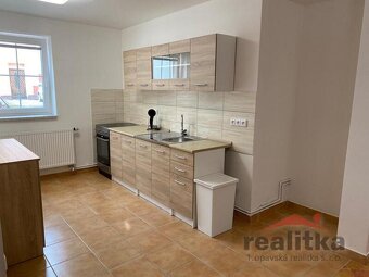 Pronájem velkého bytu 2+kk, 80m2 se zahradou, garáží a bazén - 4