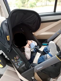 Autosedačka Doona i Nitro Black do letadla - 4