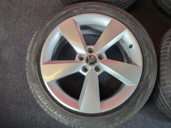 ALU disky originál Škoda 5x100 R17 s letními pneu 225/45 R17 - 4