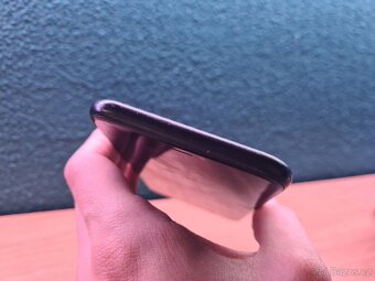 iPhone XR (64GB) - 4
