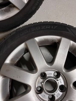 ALU kola VW R17 s letním pneu - 4