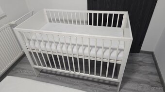 Bílá dětská postýlka + matrace + kolotoč Fisher Price - 4