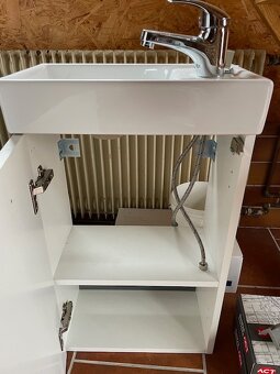 Umyvadlo se skříňkou závěsnou, s baterií - 4