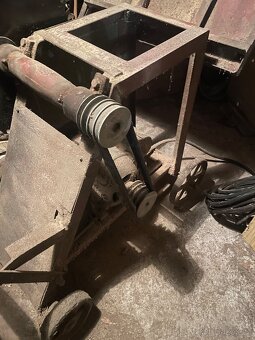 Kolebková pila,cirkulárka s pracovním stolem na řezání klád - 4