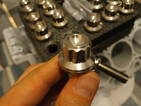 Prodám titanové kované šrouby na kola Porsche M14 x 1,5 45mm - 4