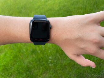 Apple Watch SE (2022) 44mm Cellular černé - 4