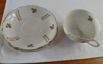 Starožitnÿ šálek s podšálkem - 4