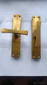 Staré mosazné kování, kliky kličky. - 4