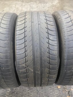 225/40R18 - 4