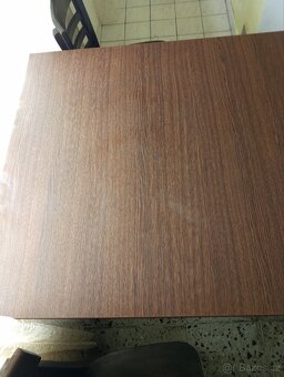 Prodám stůl 80x80 a tři židle k tomu - 4