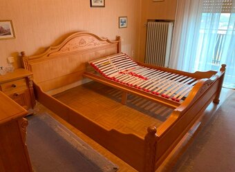 Masivní manželská postel s rožty - 4