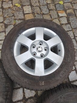 Prodám orig alu 15 škoda Octavia 2 5x112 ET 47 zimní pneu - 4