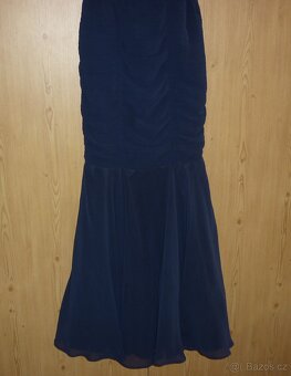 Navy modré dlouhé večerní plesové šaty Lipsy - 4