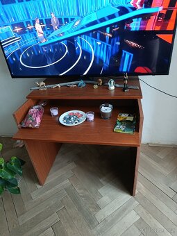 Prodám stůl za 85kč.Pevný. - 4