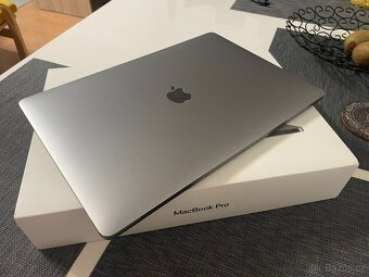 MacBook Pro 15" 2017 i7 / 16GB / 512GB / Pro 560 - 4