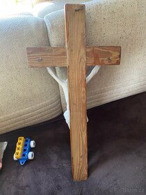 Ježis na dřevěnem křizi - 4
