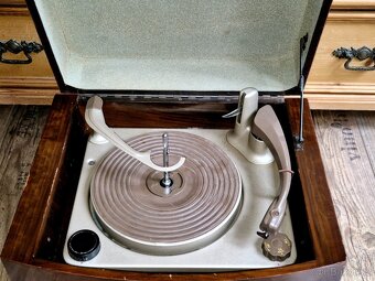 Starý elektronkový gramofon PYE Black Box, Anglie, 1955 - 4