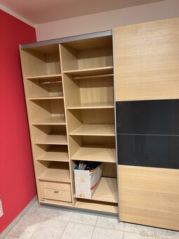 Velká šatní skříň + komoda + zrcadlo - 4