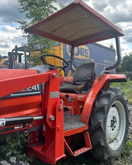 Traktor Kubota, malotraktor s čelním nakladačem 4x4 - 4