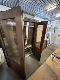 KRÁSNÉ 6TI KOMOROVÉ PLASTOVÉ DVOUKŘÍDLÉ VCHODOVÉ DVEŘE OŘECH - 4