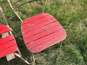 staré židle z venkovní restaurace - 4