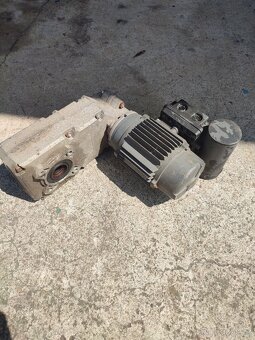 Elektromotor s převodovkou. 2ot./min. 220V. - 4