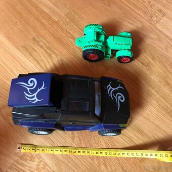 Autíčko Playmobile • traktor • kbelík Cars Disney • míč - 4