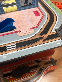 Dřevěná vlaková stanice s jeřábem - Playtive - 4