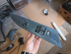 MAZDA 3 1.4 16v r.2007 / díly - 4