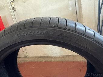 245/40R19 - 4