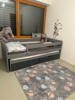 Dětská postel z masivu, dvě lůžka včetně matrací a úložných - 4