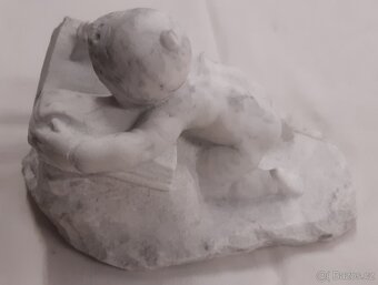 Socha nebo soška "Chlapec s knihou"sochař Julius Pelikán - 4