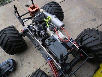 Kyosho-Mad Force 1/8-Spalovaci motor - 4