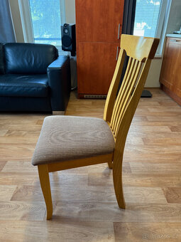 Prodám jídelní stůl z masivu + 4 čalouněné židle - 4