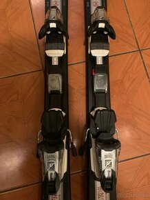 Prodám sjezdové carvingové lyže zn. VÖLKL, přeskáče a hůlky - 4