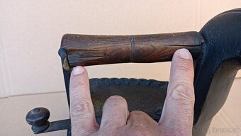 Stará orig. atypická žehlička s komínem. Krásná do sbírky - 4