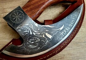 ručně kovaná Vikingská sekera SKULL s koženým pouzdrem - 4