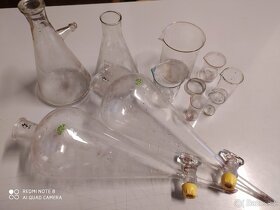 Chemikale, sklo, zkumavky, kádinky, části aparatur - 4