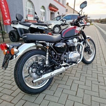 Kawasaki W800 Metallic Diablo Black - Nový motocykl - 4