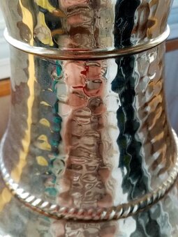 RUČNĚ TEPANÝ DŽBÁN + věšák - 4