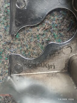 Kryty lifter boxu KuryAkyn Harley - 4