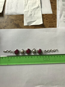 Stříbrný náramek s rubíny a perlami. - 4