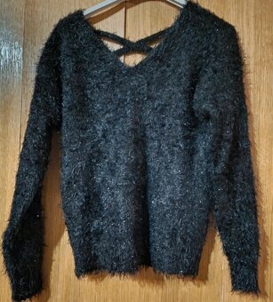 Černý svetřík s chloupky a třpytkami. - 4