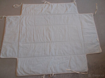 Mantinel s chráničem matrace do dětské postýlky - 4