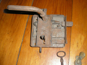 starý dveřní zámek+klíč+krytka - 4